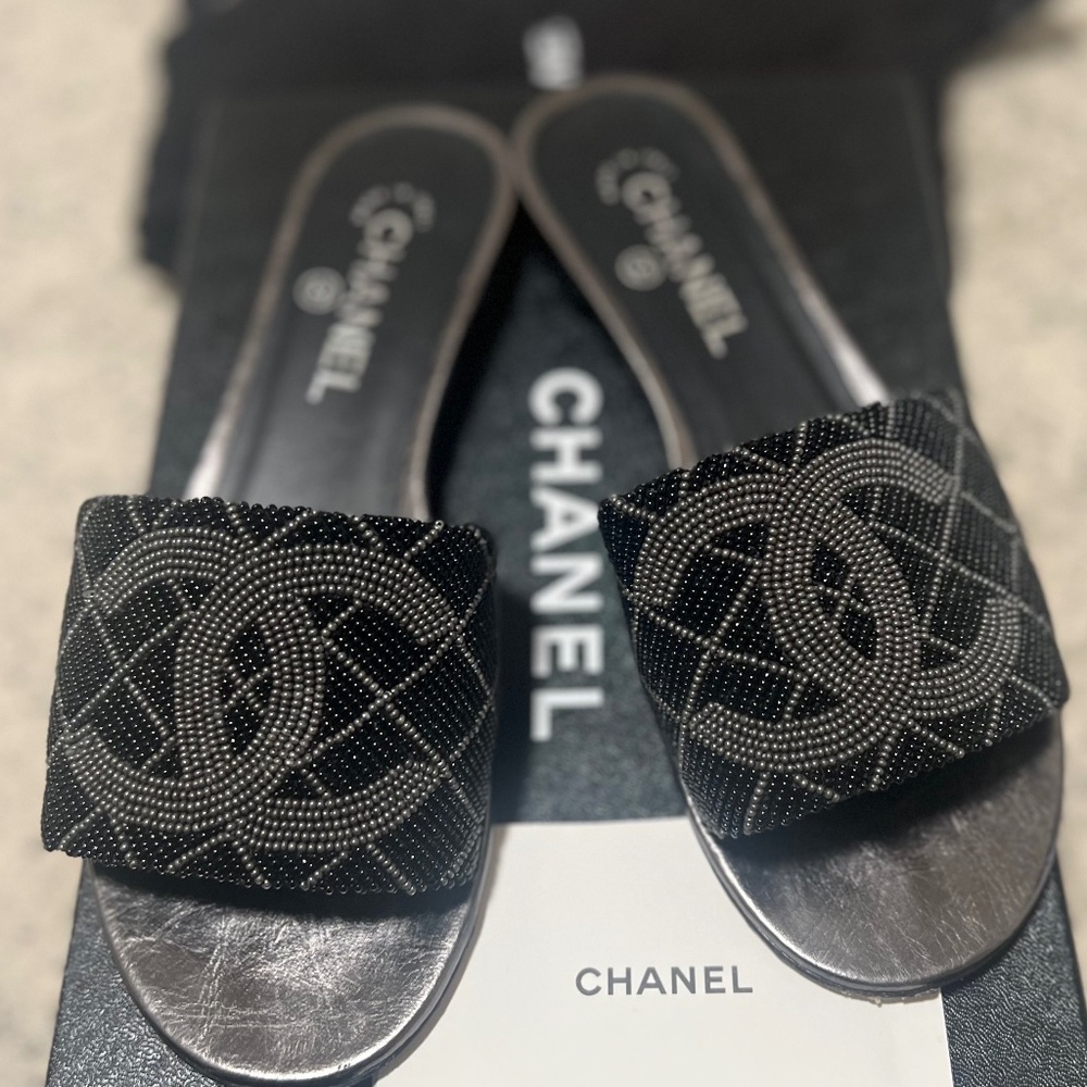 Chanel 20P Black Grey Pearl Embroidery Bead CC Logo Slide Sandal Mule Flat 38